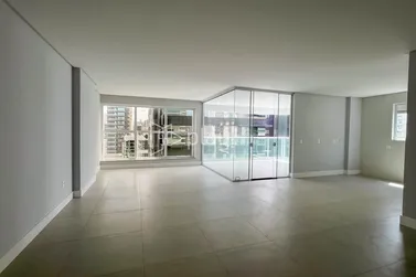 Apartamento &agrave; venda - 160m&sup2; - Meia Praia