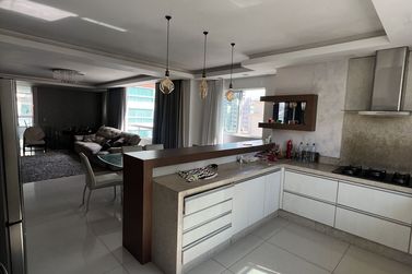 Apartamento &agrave; venda - 226m&sup2; - Meia Praia