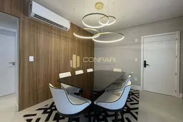 Apartamento &agrave; venda - 136m&sup2; - Meia praia