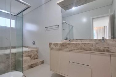 Apartamento para alugar - 270m&sup2; - Meia Praia