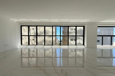 Apartamento &agrave; venda - 163m&sup2; - Meia Praia