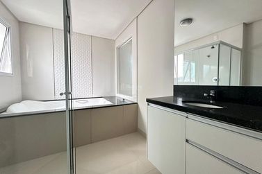Apartamento &agrave; venda - 169m&sup2; - Meia Praia