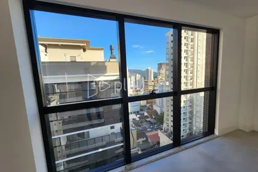 Apartamento &agrave; venda - 132m&sup2; - Meia Praia