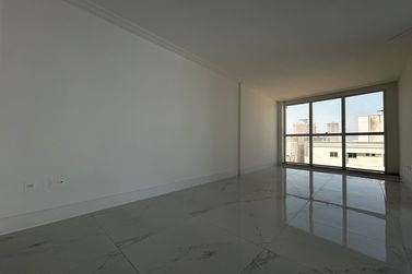 Apartamento &agrave; venda - 133m&sup2; - Meia Praia