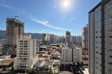 Apartamento &agrave; venda - 103m&sup2; - Meia Praia