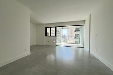 Apartamento &agrave; venda - 123m&sup2; - Meia Praia