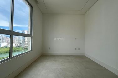 Apartamento &agrave; venda - 132m&sup2; - Meia Praia