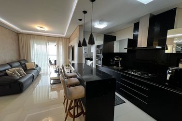 Apartamento &agrave; venda - 117m&sup2; - Meia Praia