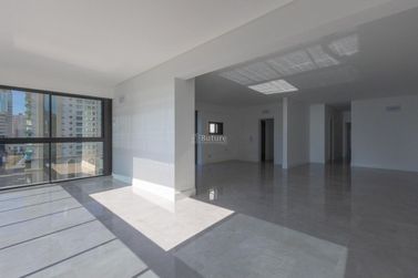Apartamento &agrave; venda - 198m&sup2; - Meia Praia