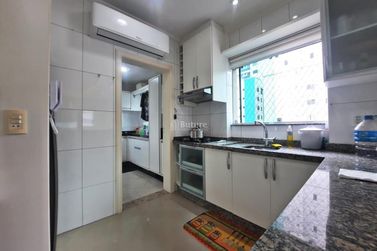 Apartamento &agrave; venda - 132m&sup2; - Meia Praia
