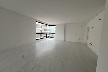 Apartamento &agrave; venda - 129m&sup2; - Meia Praia