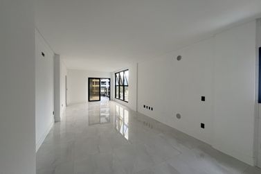 Apartamento &agrave; venda - 130m&sup2; - Meia Praia