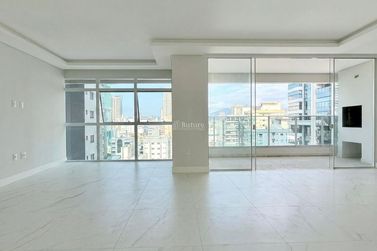 Apartamento &agrave; venda - 132m&sup2; - Meia Praia