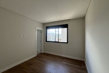 Apartamento &agrave; venda - 184m&sup2; - Meia Praia