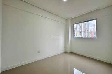 Apartamento &agrave; venda - 95m&sup2; - Meia Praia