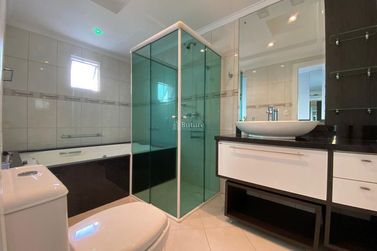Apartamento &agrave; venda - 143m&sup2; - Meia Praia