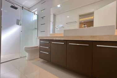 Apartamento &agrave; venda - 178m&sup2; - Meia Praia