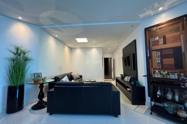 Apartamento &agrave; venda - 180m&sup2; - Meia Praia