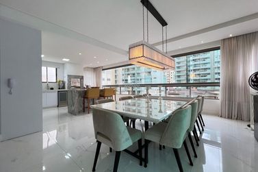 Apartamento &agrave; venda - 198m&sup2; - Meia Praia