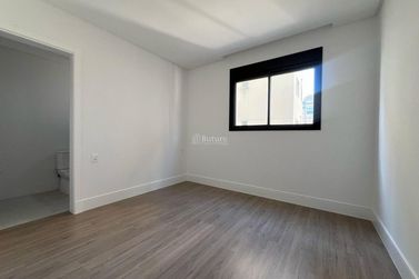 Apartamento &agrave; venda - 132m&sup2; - Meia Praia