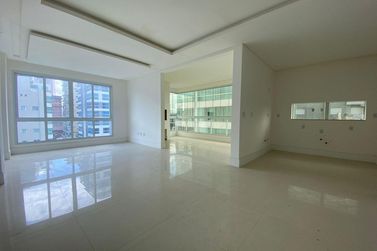 Apartamento &agrave; venda - 140m&sup2; - Meia Praia