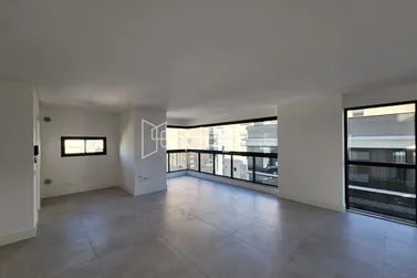 Apartamento &agrave; venda - 132m&sup2; - Meia Praia
