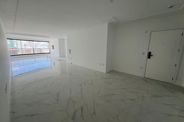Apartamento &agrave; venda - 185m&sup2; - Meia Praia