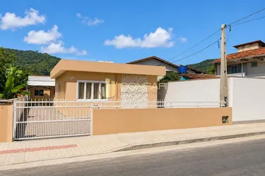 Casa &agrave; venda - 67m&sup2; - centro