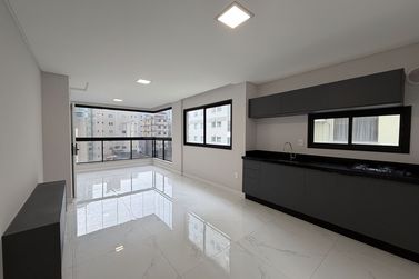 Apartamento &agrave; venda - 102m&sup2; - Meia Praia