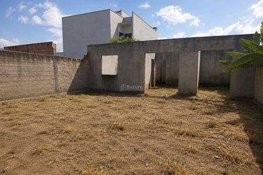 Terreno &agrave; venda - 200m&sup2; - Espinheiros