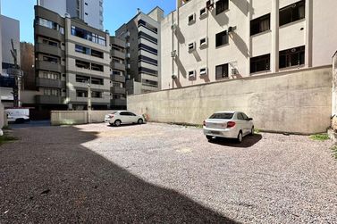 Terreno &agrave; venda - 252m&sup2; - Meia Praia