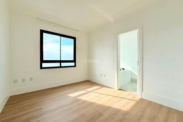 Apartamento &agrave; venda - 180m&sup2; - Meia Praia