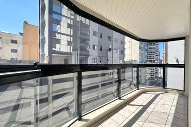 Apartamento &agrave; venda - 120m&sup2; - Meia Praia