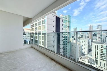 Apartamento &agrave; venda - 132m&sup2; - Meia Praia
