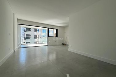Apartamento &agrave; venda - 123m&sup2; - Meia Praia