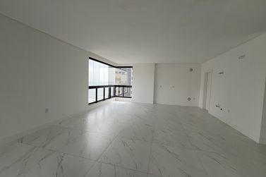 Apartamento &agrave; venda - 129m&sup2; - Meia Praia
