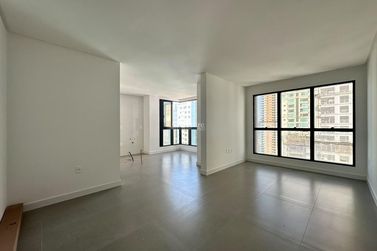 Apartamento &agrave; venda - 130m&sup2; - Meia Praia
