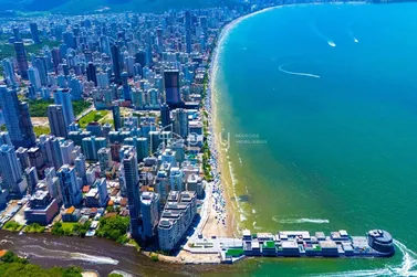 Apartamento &agrave; venda - 140m&sup2; - Meia Praia