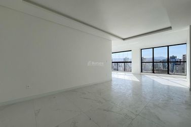 Apartamento &agrave; venda - 153m&sup2; - Meia Praia