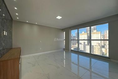 Apartamento &agrave; venda - 125m&sup2; - Meia Praia