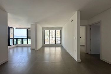 Apartamento &agrave; venda - 130m&sup2; - Meia Praia
