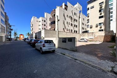 Terreno &agrave; venda - 252m&sup2; - Meia Praia