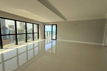 Apartamento &agrave; venda - 140m&sup2; - Meia Praia