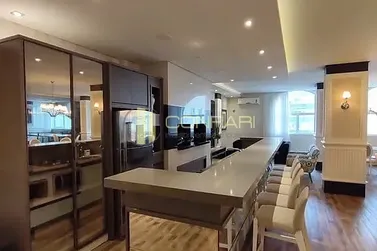 Apartamento &agrave; venda - 213m&sup2; - Meia Praia