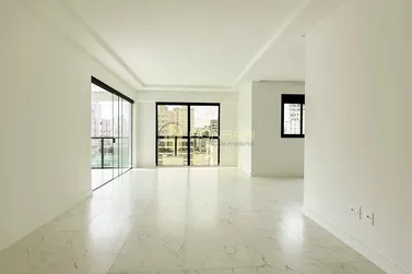 Apartamento &agrave; venda - 130m&sup2; - Meia Praia
