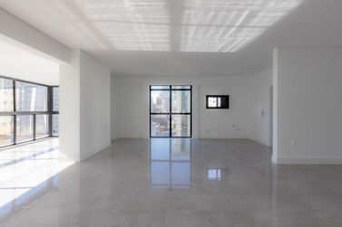 Apartamento &agrave; venda - 198m&sup2; - Meia Praia