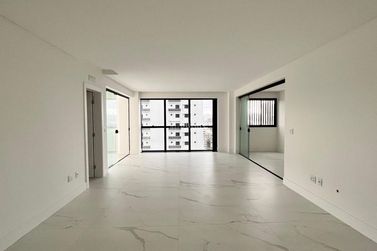 Apartamento &agrave; venda - 182m&sup2; - Meia Praia