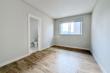 Apartamento &agrave; venda - 132m&sup2; - Meia Praia