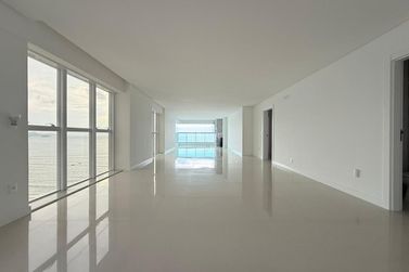 Apartamento &agrave; venda - 213m&sup2; - Meia Praia