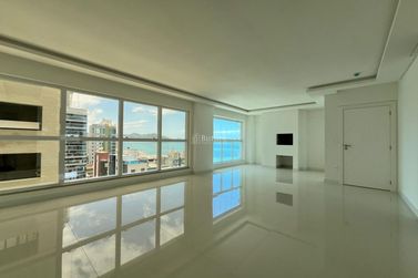 Apartamento &agrave; venda - 180m&sup2; - Meia Praia